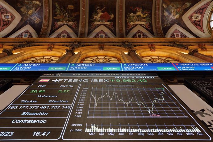 Un panel del Ibex 35 en el Palacio de la Bolsa, a 9 de febrero de 2023, en Madrid (España). El principal indicador de la Bolsa española, el Ibex 35, sube el 0,52% a media sesión, en una jornada marcada por la presentación de resultados empresariales, en