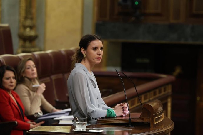 La ministra de Igualdad, Irene Montero, interviene durante una sesión plenaria en el Congreso de los Diputados.