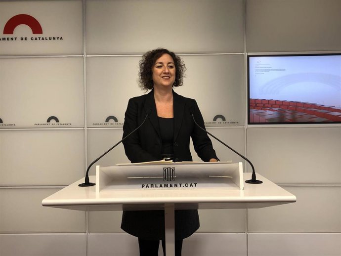 La portavoz del PSC en el Parlament, Alícia Romero, en una rueda de prensa en la Cámara catalana.