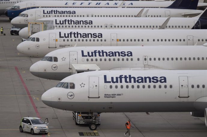 Archivo - FILED - 02 September 2022, Hesse, Frankfurt/Main: Lufthansa passenger planes stand at Frankfurt Airport. Lufthansa suffered a serious IT system failure on Wednesday, forcing it to delay or cancel an as yet unknown number of flights, a spokespe