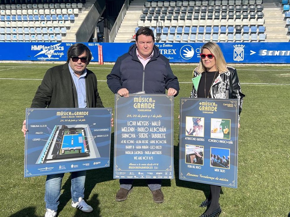 El gerente de Mouro Producciones y director de Música en Grande, Guillermo Vega, la concejala de Turismo de Torrelavega, Cristina García Viñas, y el director general de Cantur, Bernardo Colsa, presentan el cartel del festival