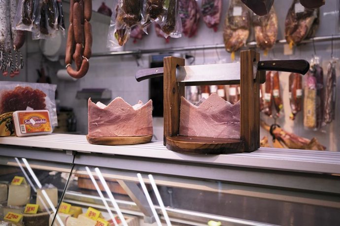 Archivo - Obra de Marta Pareja 'Banquete. Guillotina' del proyecto 'Estudio sobre la monarquía' seleccionado en Fotonoviembre 2021