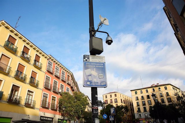 Archivo - Cámara de vigilancia en la plaza de Lavapiés.