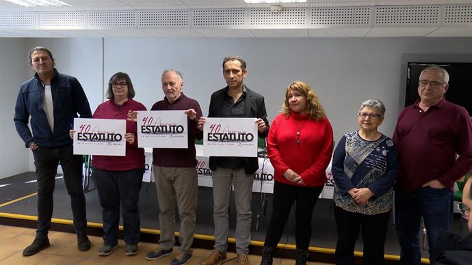 Temprano y Andrés en el centro de la foto en la presentación del manifiesto en defensa del Estatuto de Autonomía