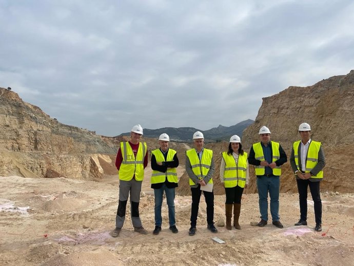 Madueño asiste a una voladura en la cantera de Santo Nicasio