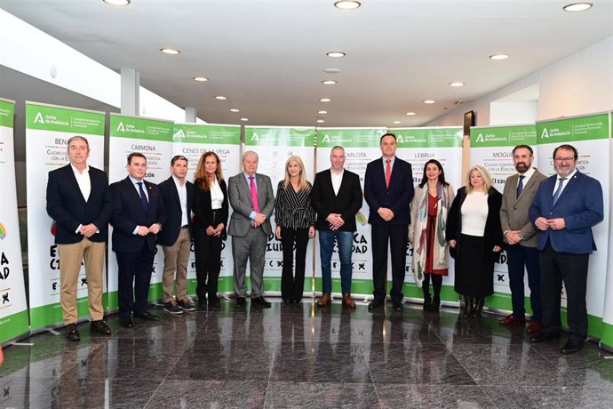 Patricia del Pozo con los galardonados con los Premios Educaciudad.