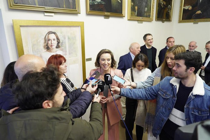 Cuca Gamarra atiende a los medios de comunicación delante de su cuadro como alcaldesa en el Ayuntamiento de Logroño