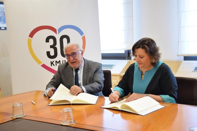 La consejera de Economía, Empresas y Empleo, Patricia Franco, y el director general de la Dirección General de Tráfico (DGT), Pere Navarro.