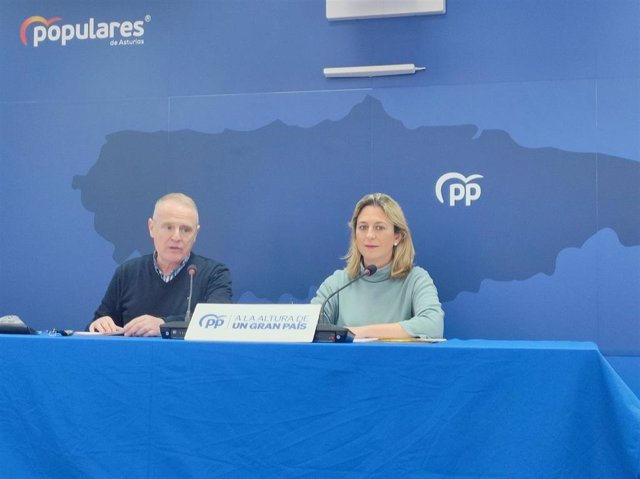 El candidato del PP a la Presidencia del Principado, Diego Canga, y la diputada del PP en la Junta General Reyes Fernández Hurlé