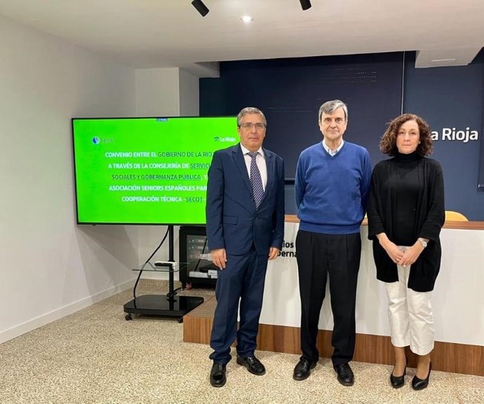 El consejero de Servicios Sociales y Gobernanza Pública, Pablo Rubio, y el presidente de la Delegación de Asociación Seniors Españoles para la Cooperación Técnica, SECOT, en La Rioja, Jesús Aguado, tras firmar un acuerdo de colaboración