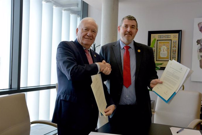 El presidente del Consejo General de Enfermería (CGE), Florentino Pérez Raya, y el director ejecutivo del Consejo Nacional de Juntas Estatales de Enfermería de EE.UU., David Benton. En Madrid (España), a 15 de febrero de 2023.