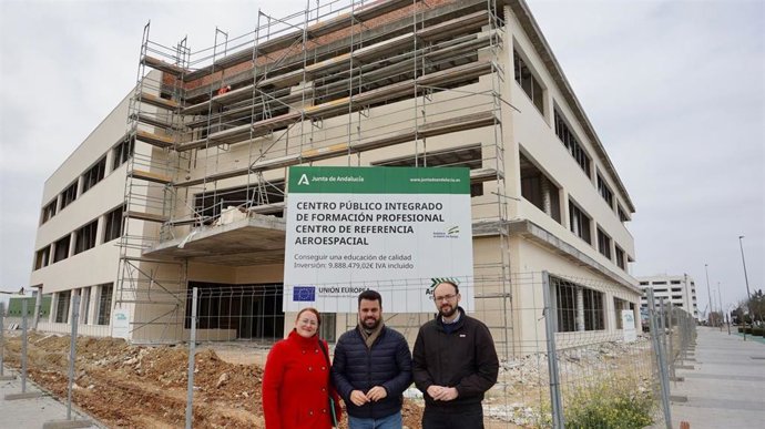 La candidata del PP a la Alcaldía de La Rinconada (Sevilla), Joanna Moreno, con el secretario general del PP de Sevilla, José Ricardo García.