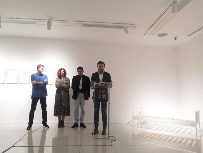 El artista Juan Manuel Barrado expone en la sala El Brocense de Cáceres su 'Poesía experimental'