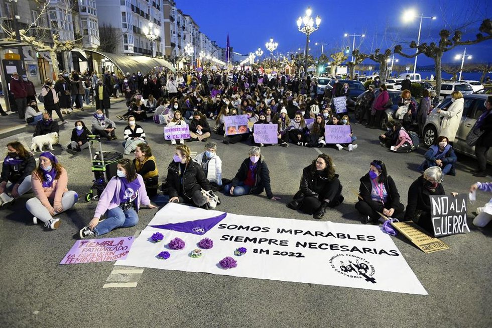 Archivo - Un grupo de mujeres sentadas en el suelo en una manifestación por el 8M