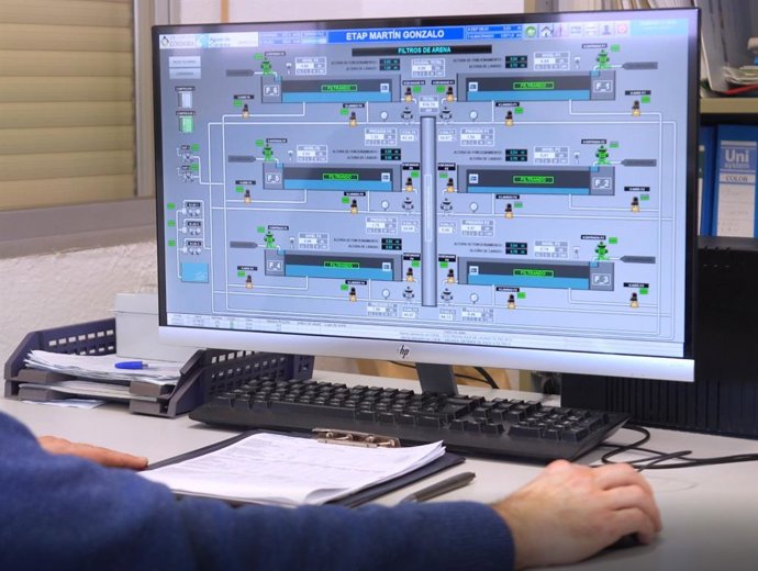 Un trabajador de Emproacsa frente a un ordenador.