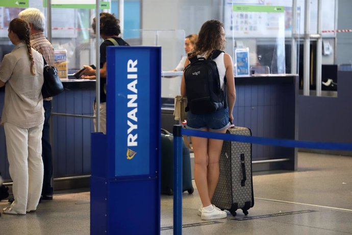 Archivo - Cientos de turistas hacen colas en los puestos de embarque de Ryanair en el Aeropuerto Costa del Sol,.