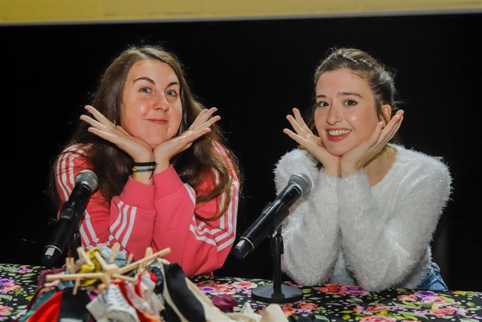 Archivo - Carolina Iglesias y Victoria Martín, presentadoras del pódcast 'Estirando el chicle'