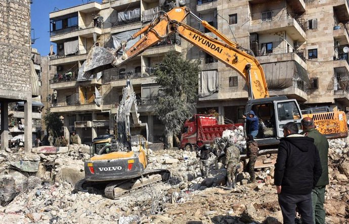 Trabajos de búsqueda y rescate en la ciudad siria de Alepo tras los terremotos.