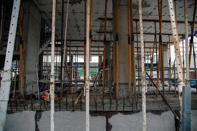 Archivo - Vista general de una obra, en construcción