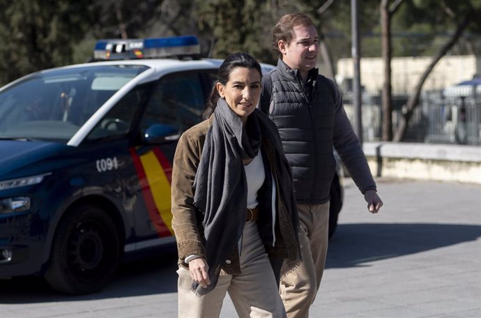 La candidata de Vox a la Presidencia de la Comunidad de Madrid, Rocío Monasterio, llega a un encuentro con los vecinos de Casa de Campo, a 17 de febrero de 2023, en Madrid (España). Monasterio ha realizado frecuentes encuentros con los vecinos de Casa d