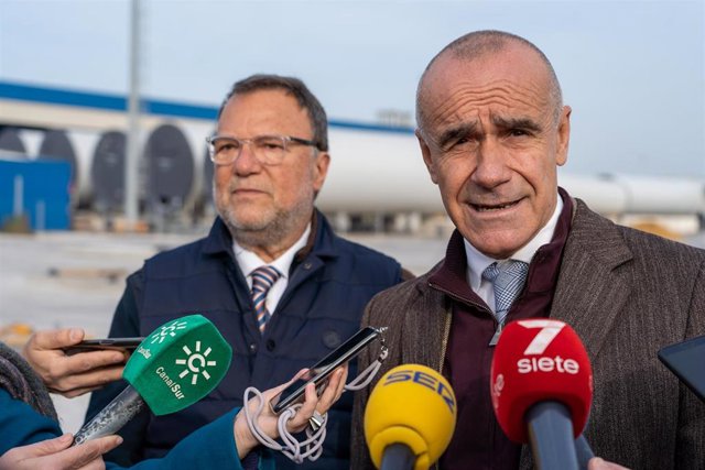El alcalde de Sevilla, Antonio Muñoz,  en una atención a medios en la Zona Franca de Sevilla acompañado por el delegado especial del Gobierno para la Zona Franca, Alfredo Sánchez Monteseirín. 