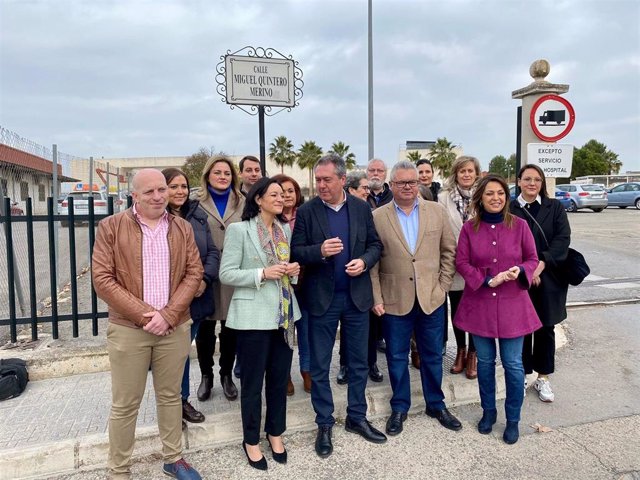 Espadas (centro), entre Crespín y Morales y con otros cargos socialistas, durante su visita a Puente Genil.