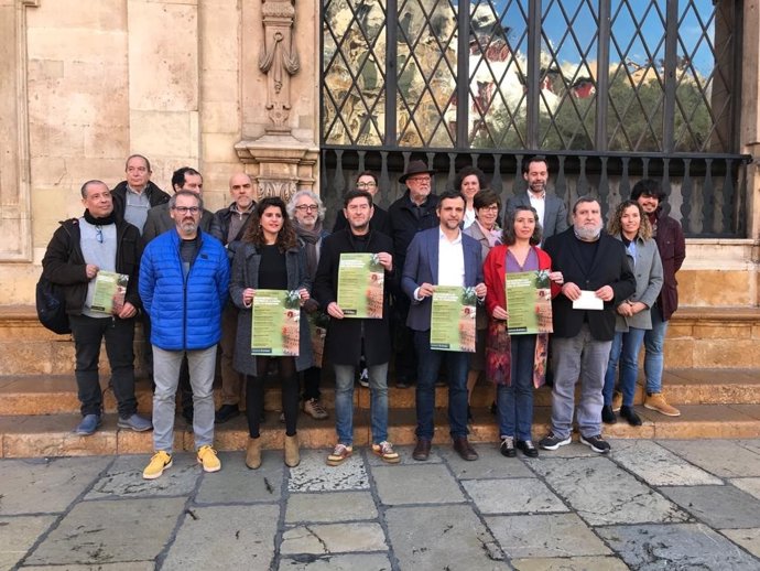 Archivo - El regidor de Educación y Política Lingüística, Lloren Carrió, acompañado por los representantes de la comisión 24F durante la presentación de los actos de 2023