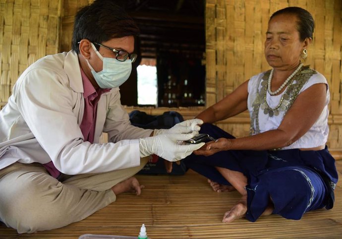 Archivo - Un médico realiza una prueba de malaria a una mujer de la tribu reang en su choza de bambú en el pueblo de Birendranagar, Jolaibari, a unos 170 km de Agartala, la capital del estado de Tripura, en el noreste de la India. A 1 de agosto de 2022.