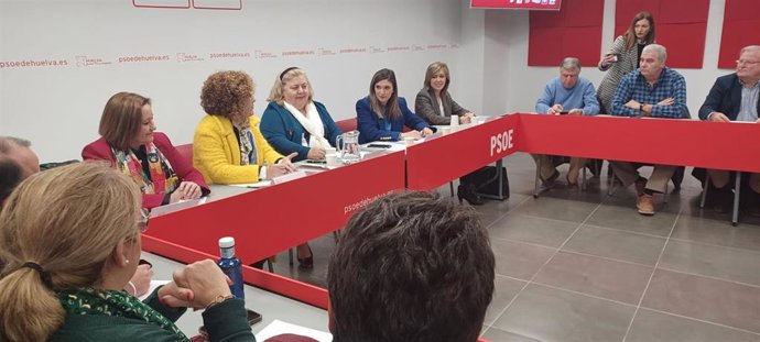 Reunión de la eurodiputada y portavoz socialista de la Comisión de Agricultura en el Parlamento Europeo, Clara Aguilera, junto a otros miembros del PSOE, con el sector agrícola de Huelva.