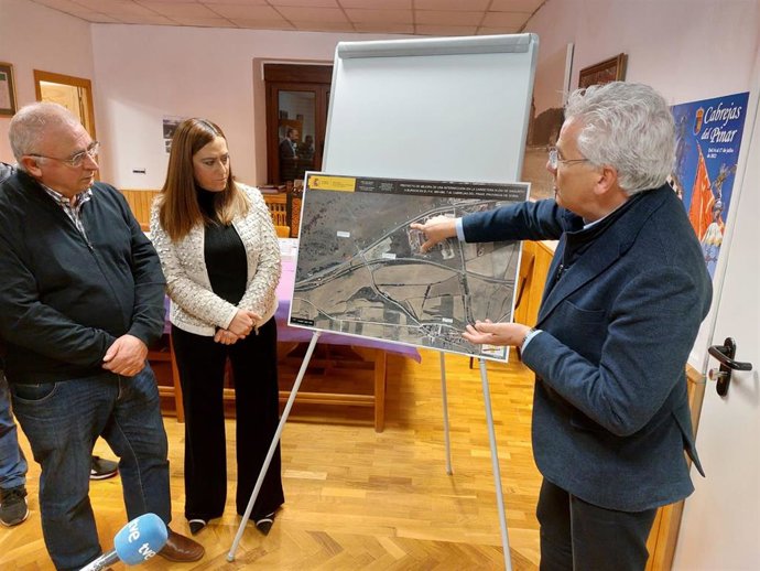 De izda a dcha, Soria, Barcones y Fernández presentan el proyecto de la N-234 en Cabrejas del Pinar.