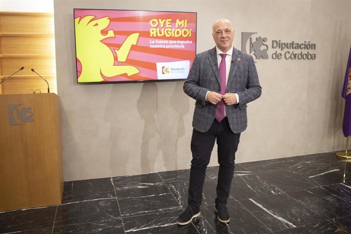 El presidente de la Diputación de Córdoba, Antonio Ruiz, con la imagen de la campaña 'Oye mi rugido!'