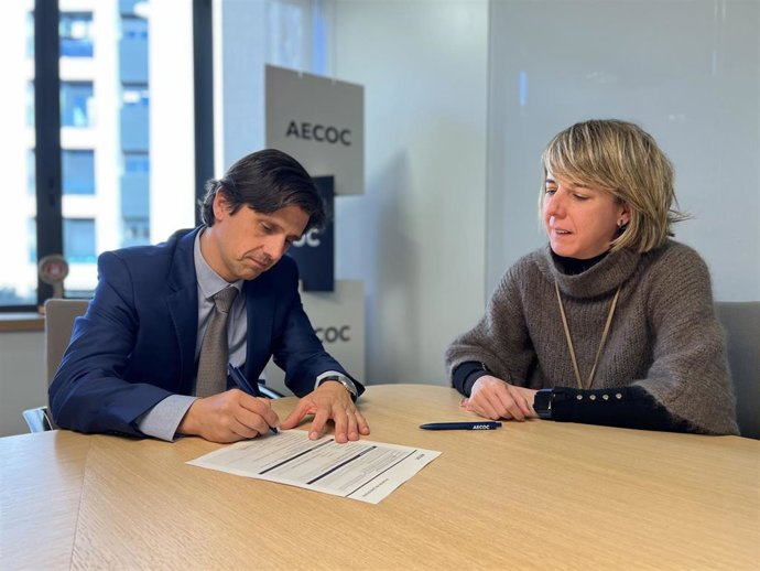 La directora de comercial y marketing de Aecoc, Maite Arrizabalaga, y el secretario general de la Federación Empresarial de Carnes e Industrias Cárnicas (Fecic), Ignasi Pons