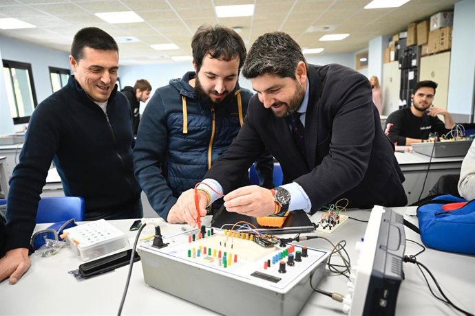 El presidente de la Comunidad, Fernando López Miras, visita las instalaciones del Centro Integrado de Formación Profesional Politécnico de Murcia