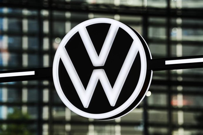 Archivo - FILED - 10 November 2021, Lower Saxony, Wolfsburg: The Volkswagen logo is seen at a brand pavilion in the Autostadt. 