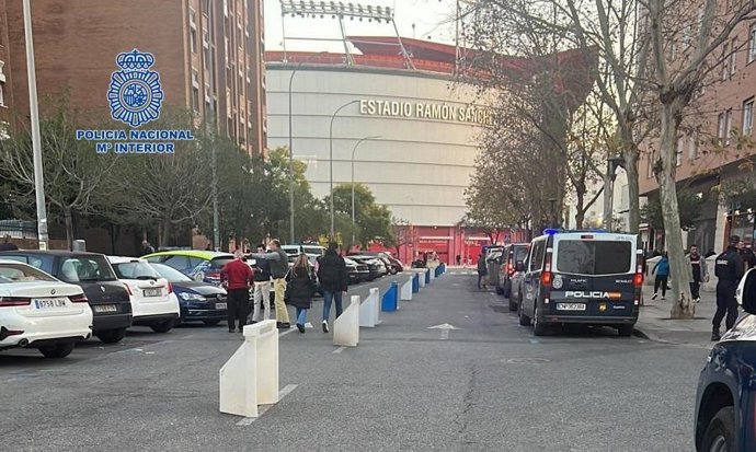 Dispositivo policial en la calle Benito Más y Prat.