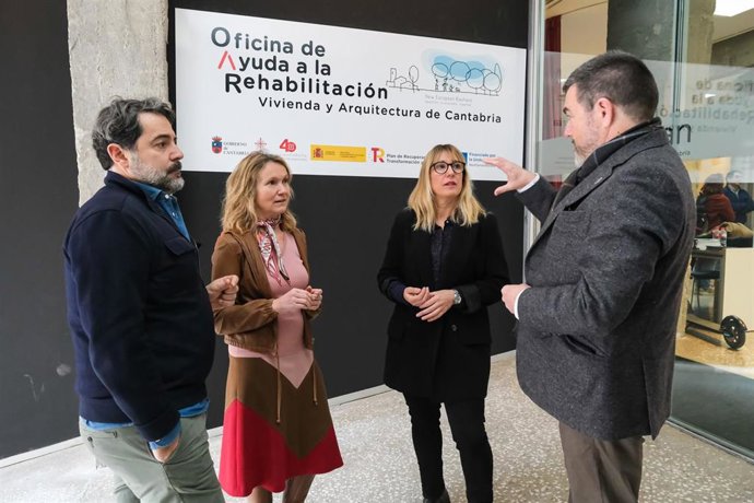 La consejera de Empleo y Políticas Sociales, Eugenia Gómez de Diego, inaugura la primera Oficina de Rehabilitación, ubicada en el  Espacio Ricardo Lorenzo del Colegio de Arquitectos, en la calle Los Aguayos de Santander
