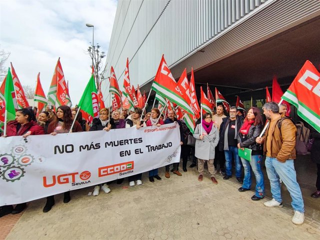UGT y CCOO piden más recursos para Inspección de Trabajo tras los 35 accidentes mortales registrados en Sevilla en 2022.