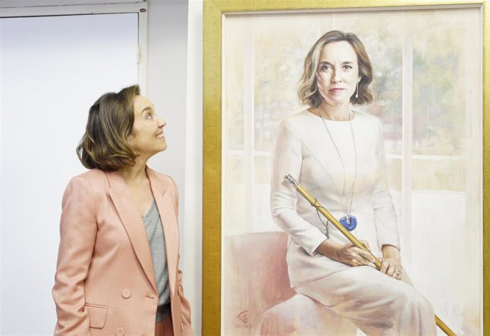 Cuca Gamarra, con su cuadro que cuelga desde hoy en el Salón de Retratos del Ayuntamiento