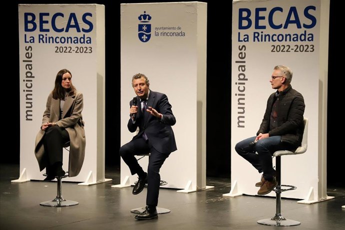 Archivo - El alcalde de La Rinconada (Sevilla), Javier Fernández (PSOE), junto con el delegado de Educación, Antonio Marín, y la edil de Juventud, Mercedes Bueno, en el acto de entrega de las 205 ayudas a estudiantes universitarios.