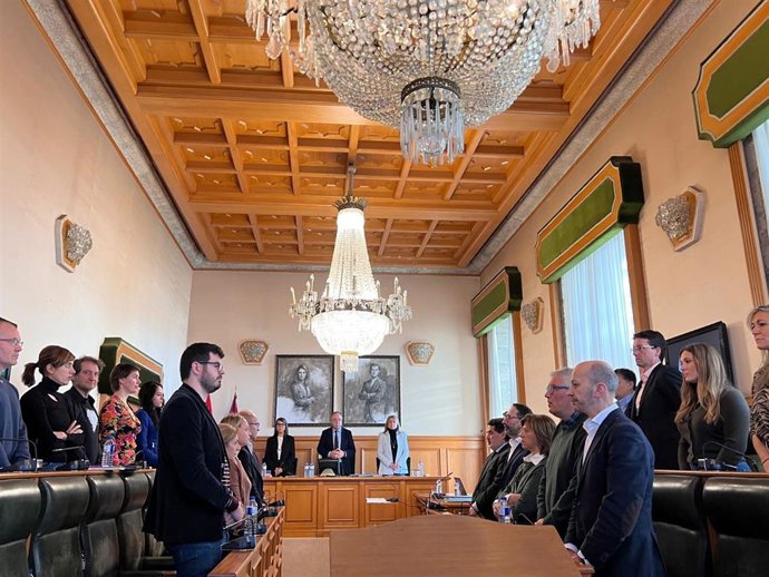 Minuto de silencio en el pleno municipal del Ayuntamiento de Santiago, en el que el alcalde, Xosé Sánchez Bugallo, compareció por el caso 'Desproi'