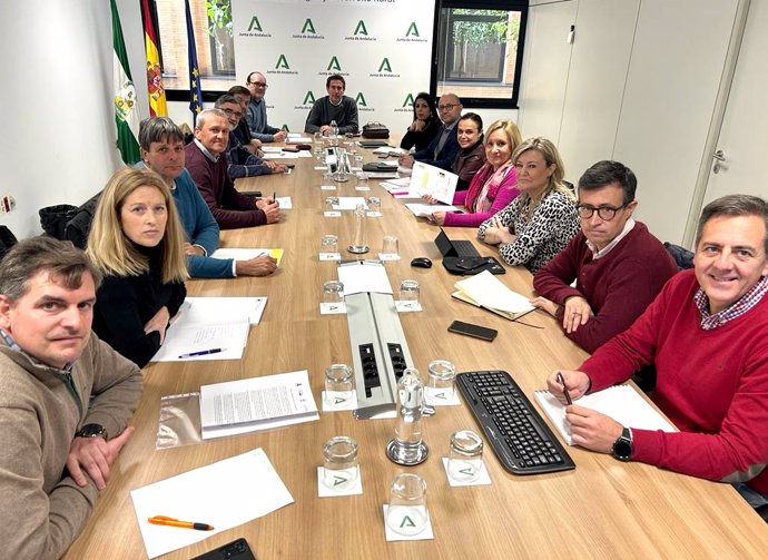 Reunión de la Mesa del Sector Apícola Andaluz, conformada por representantes del Gobierno andaluz y del sector agrario de la Comunidad Autónoma.