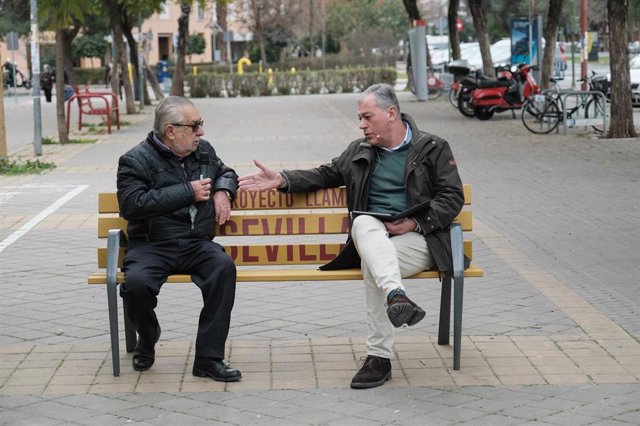 Sanz conversa con vecinos de Sevilla Este sobre demandas y proyectos en el barrio.