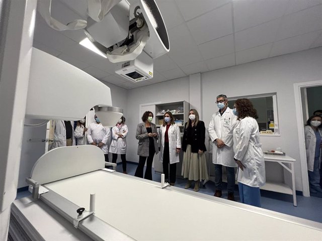 Visita al nuevo equipo de radiodiagnóstico en el Hospital de Linares