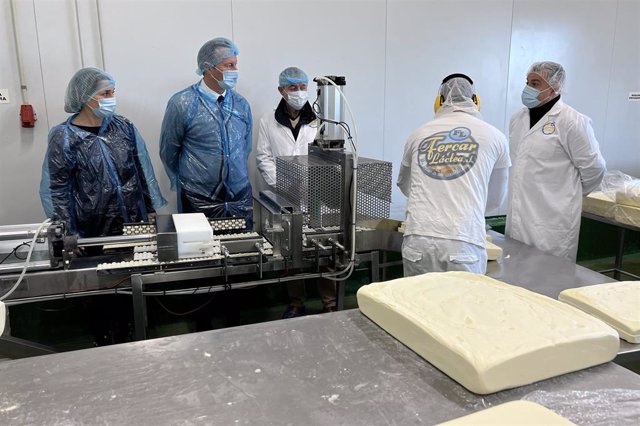 El consejero de Desarrollo Rural, Ganadería, Pesca, Alimentación y Medio Ambiente, Guillermo Blanco, visita las instalaciones de la quesería Fecar Láctea.