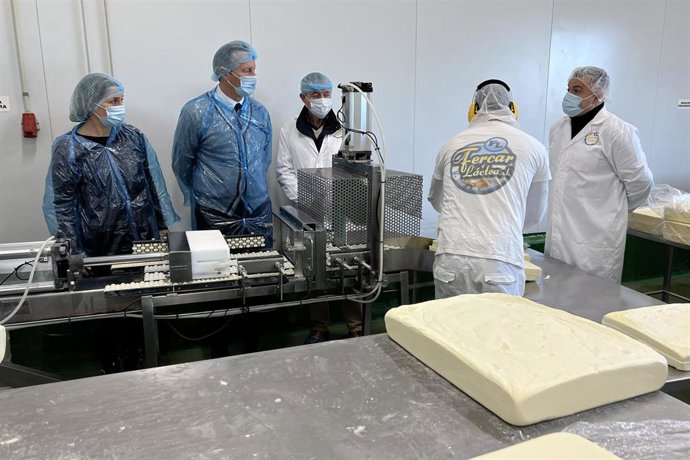 El consejero de Desarrollo Rural, Ganadería, Pesca, Alimentación y Medio Ambiente, Guillermo Blanco, visita las instalaciones de la quesería Fecar Láctea.