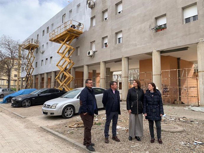 Casanueva (dcha.), durante la visita a las obras en la manzana 17 del barrio del Guadalquivir.