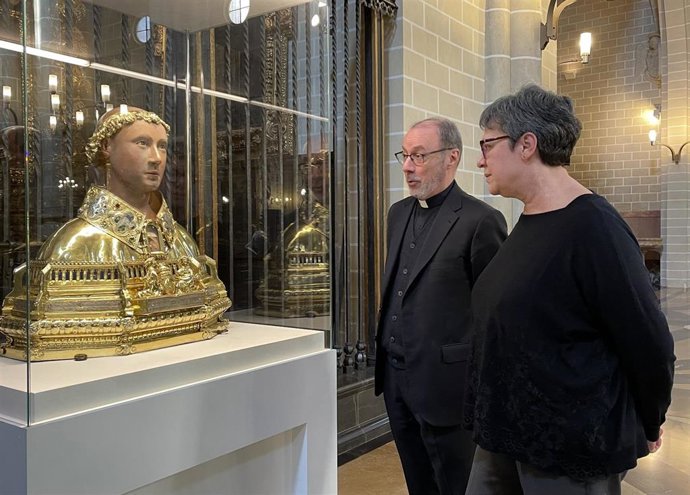 El director de Patrimonio Artístico de las Catedrales del Cabildo Metropolitano de Zaragoza, Ignacio Ruiz, y la directora general de Patrimonio Cultural del Gobierno de Aragón, Marisancho Menjón, observan el busto relicario de San Lorenzo, en la Seo.