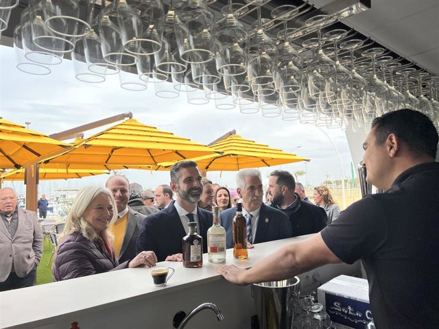 El consejero de Sostenibilidad, Medio Ambiente y Economía Azul, Ramón Fernández-Pacheco, inaugura el Muelle Gourmet del Puerto de Chipiona (Cádiz)