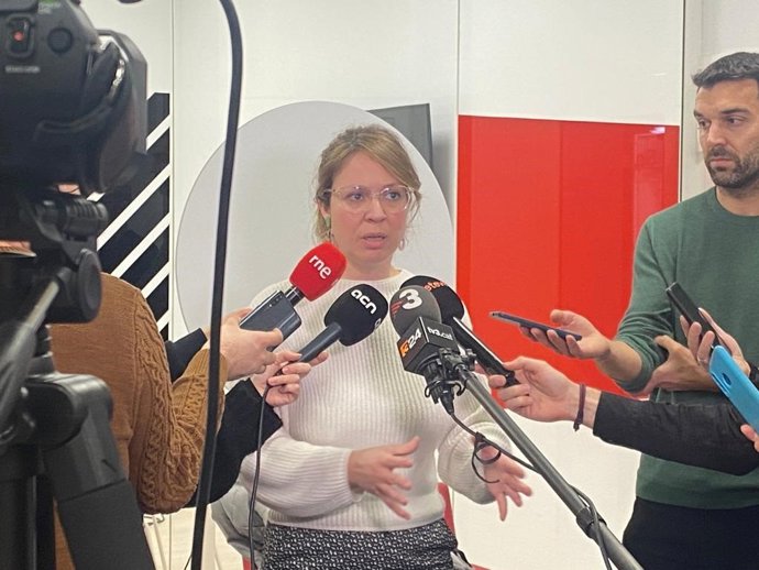 La teniente de alcalde de Urbanismo de Barcelona, Janet Sanz (BComú), en declaraciones a los periodistas. Archivo