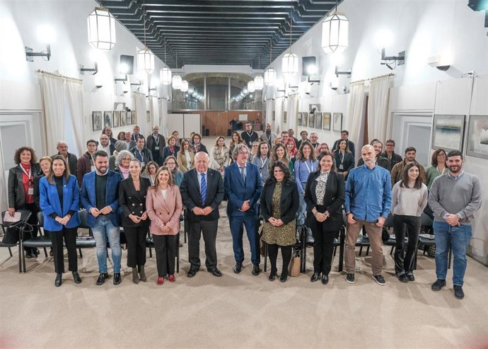 Foto de familia de los asistentes al acto de lectura del Manifiesto con motivo del Día Internacional del síndrome de Asperger celebrado en el Parlamento de Andalucía.